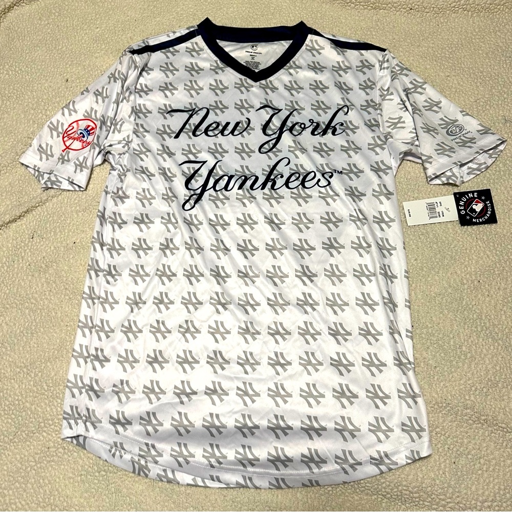 NWT New York Yankees Men’s V-neck shirt